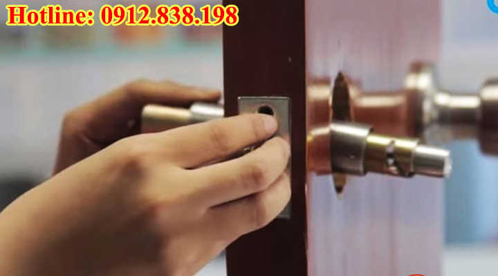Dịch vụ lắp đặt thay ổ khóa cửa tại nhà uy tín