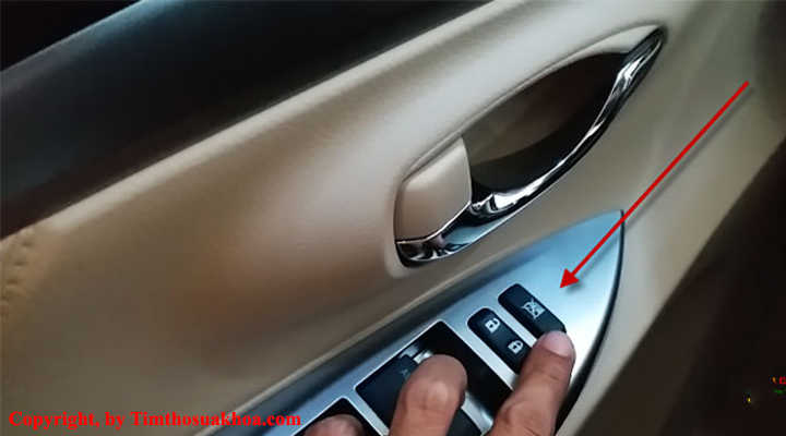 Cách mở cửa xe ô tô từ bên trong mở khóa chốt an toàn