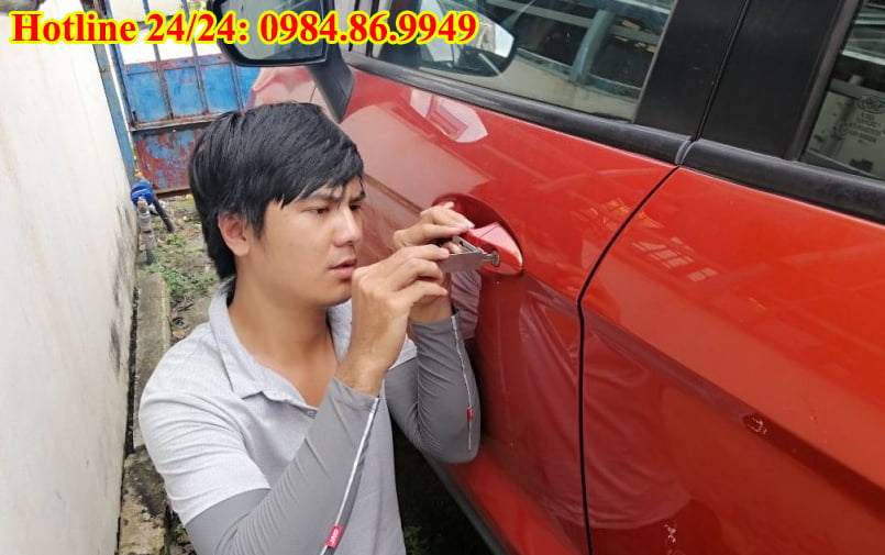 Thợ Mở khóa Ô Tô tại Hà Nội đang mở khóa cửa xe ô tô
